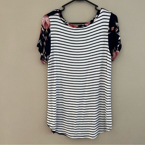 Floral striped block short sleeve flowy tee fits like a M see measurements - Picture 4 of 4
